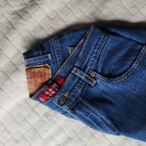 Levis relaxed fit/stretchy